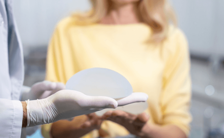 Implantes precisam ser trocados? Implante mamário Curitiba