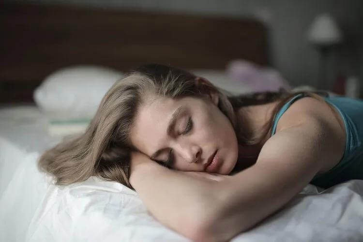 Entenda porque uma boa noite de sono pode diminuir as dores da fibromialgia